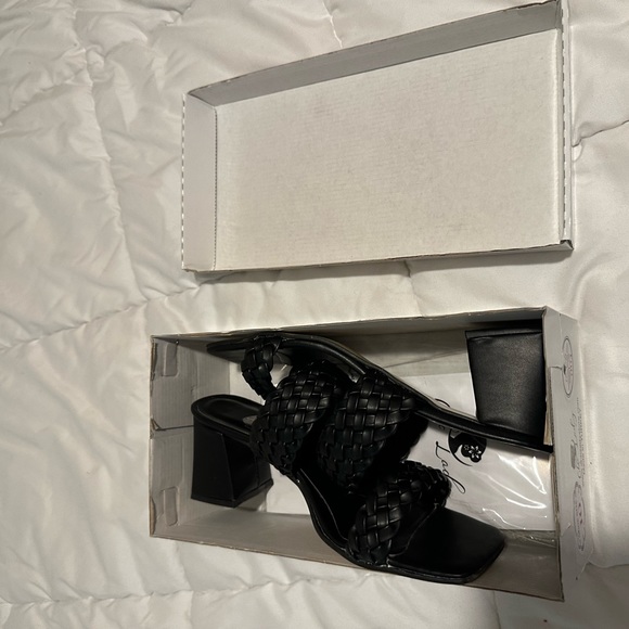 Chic Lady Black Sandals - Picture 6 of 6